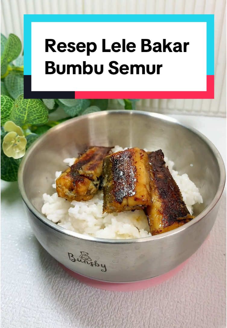 MasyaAllah seneng bgt kalo masakin resep ini karena tiap bikin ludes terus Khawla doyan banget, siapa tau anak Mom juga yuk cobain resepnya 😍 Oh iyaa Mangkok Stainless nya Uma Pake dari @bunsbaby.official  - Made from food grade 304 stainless steel  - BPA, PVC , latex, phthalate FREE - FDA , LFGB , CE & CPC approved  - Hypoallergenic and bacterial resistant - Dish washer , microwave , oven , sterilizer and fridge safe  - temperature resistance -20c up to 240c  - dilengkapi dengan tutup anti tumpah 💯 📌 Resep Lele Bakar Bumbu Semur - Lele dipotong2  - bumbu halus (3siung bamer, 2 siun baput, 2 kemiri, sesikit air) - bumbu aromatik ( daun salam, serai geprek) - air +- 200ml - gula jawa +- 30gr - kecap + gula garam kaldu (sesuaikan selera)  - santan cair 60ml  Biar masaknya sat set lelenya di panggang di teflon aja hihii selamat mencobaa 😍🫶🏻  #resepmpasi #menumpasi #mpasi #mpasihomemade #mpasiikan #lele #lelebakar #mpasi12bulan #mpasisehat