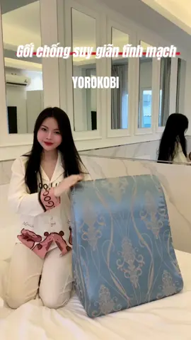 Gối kê chân giãn tĩnh mạch YOROKOBI giúp không còn tình trạng ê buốt chân, tăng tức chân vì gối được chuẩn khoa học uốn lượn theo chiều bắp chân người dùng giúp máu lưu thông tốt tuần hoàn 2 chiều về tim, giúp phục hồi các tĩnh mạch bị suy giãn. #yorokobi #goikechan #kechan #goikechansuygiantinhmach