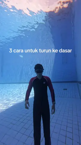 tiga cara yg biasa digunakn untuk bisa turun ke kedalaman saat freediving: 1. freefall, turun perlahan dengan bantuan bouyancy tubuh. Lebih sulit dilakukan daripada duckdive karena harus mengkondisikan volume udara di paru-paru. 2. duckdive, cara paling lazim digunakan para freediver. Dilakukan dengan memanfaatkan momentum gerakan fins, kemudian arahkan kepala ke bawah. Cara ini paling efisien dalam freediving. 3. reverse duckdive, sama dengan duckdive cuma biar beda aja. #freedive #duckdive #freediving 