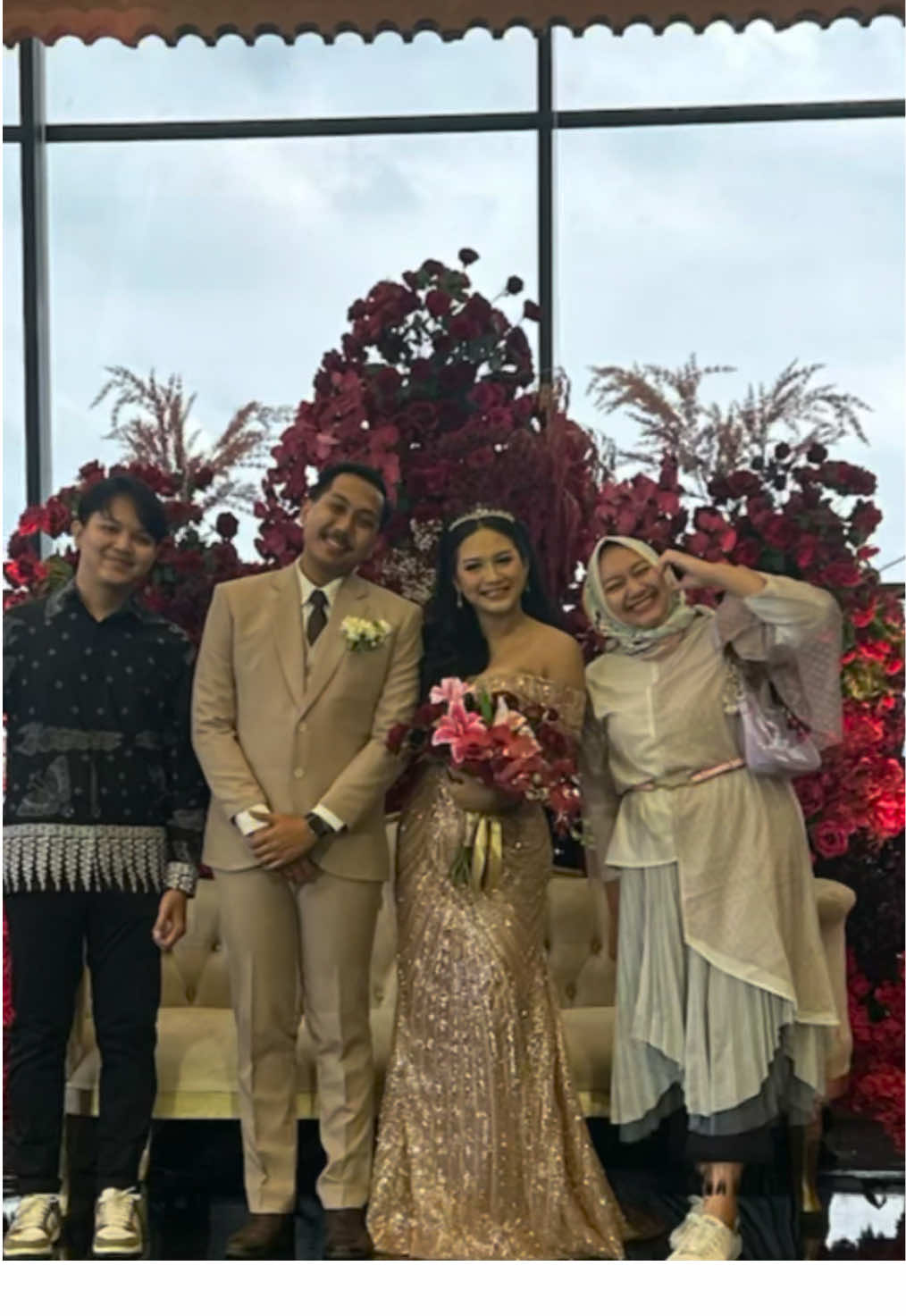 Suhuuu akhirnya meniqaaa juga 😍🥹 @Dona Dekik , yeay bahagia dunia akhirat yaaaa 🥰😘 sebagai teman meskipun baru, saya mewakili mohon maaf kalau banyak yang pada patah hati 🫵🏻🫣🤪 #eh #themanfordona #donadekik #menikah #marriage #happywedding #wedding #weddingtiktok #influencer #semarang #mc #moderator #welcome #to #the #club 