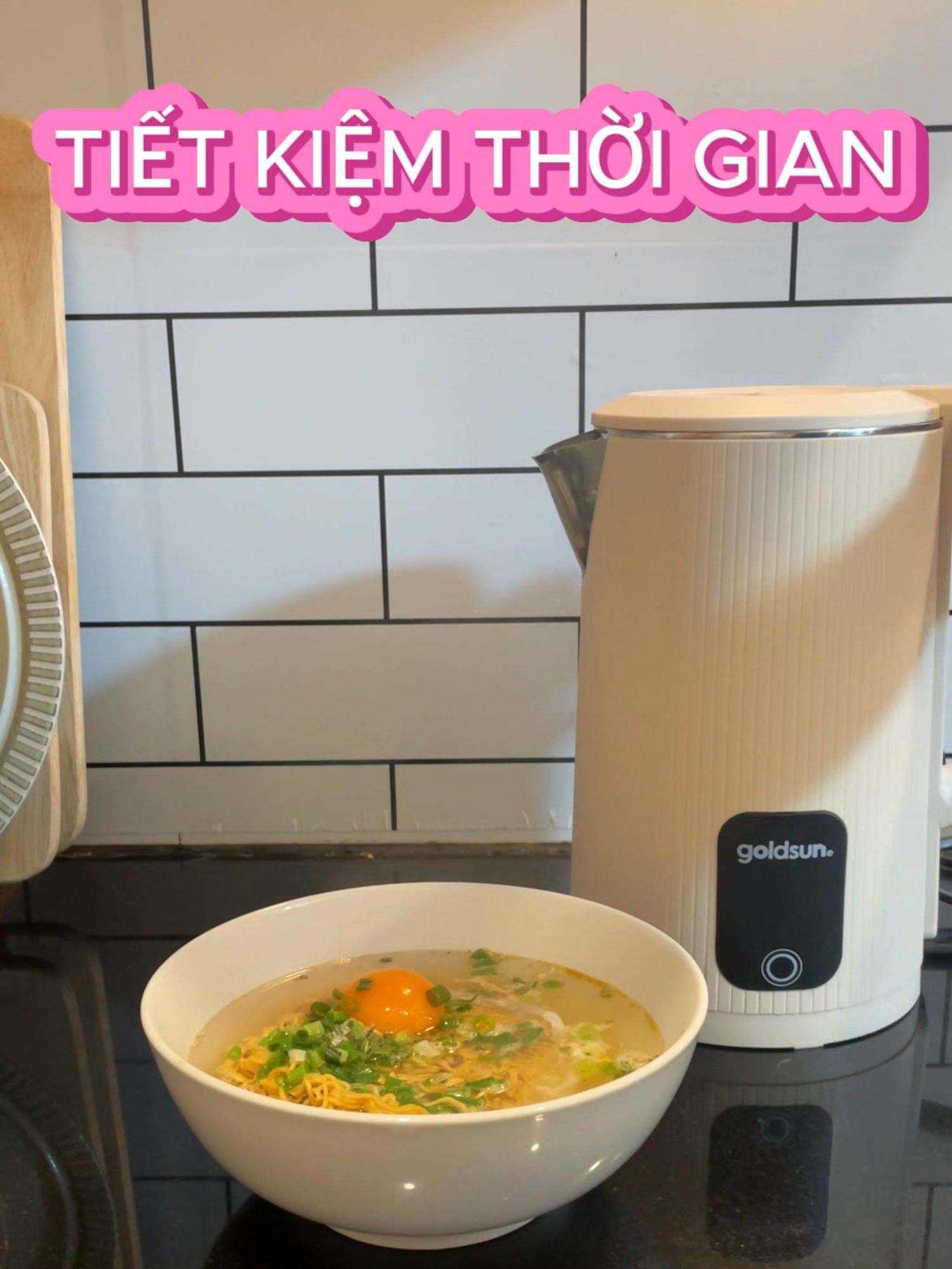 Muốn tiết kiệm thời gian mà vẫn đảm bảo an toàn, ấm siêu tốc Goldsun là lựa chọn không thể bỏ qua! Công suất 1500W giúp đun nước nhanh, lớp inox 201 bền bỉ và lớp vỏ cách nhiệt bảo vệ bạn khỏi bị bỏng. Tích hợp khe chống cặn ngay ở nắp ấm để khi  ngăn cặn, đồng thời loại bỏ các côn trùng không thể lọt vào ấm #binhsieutoc #amsieutoc #goldsun