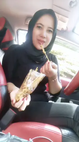 #fyp#beres Olahraga mampir dlu Dadaha bossquu 🤗 jajan Sate usus 😋