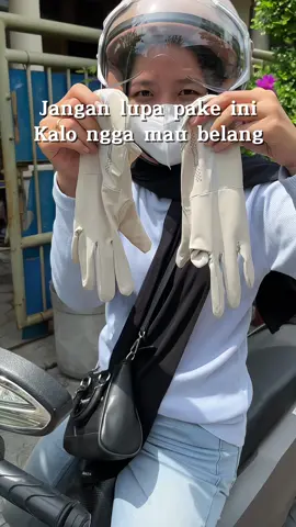 Yang naik motor jangan lupa pake sarung tangan anti uv 