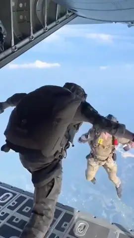 القفز الحر بالمظلات  #skydiving #creatorsearchinsights #egypt #airborne 