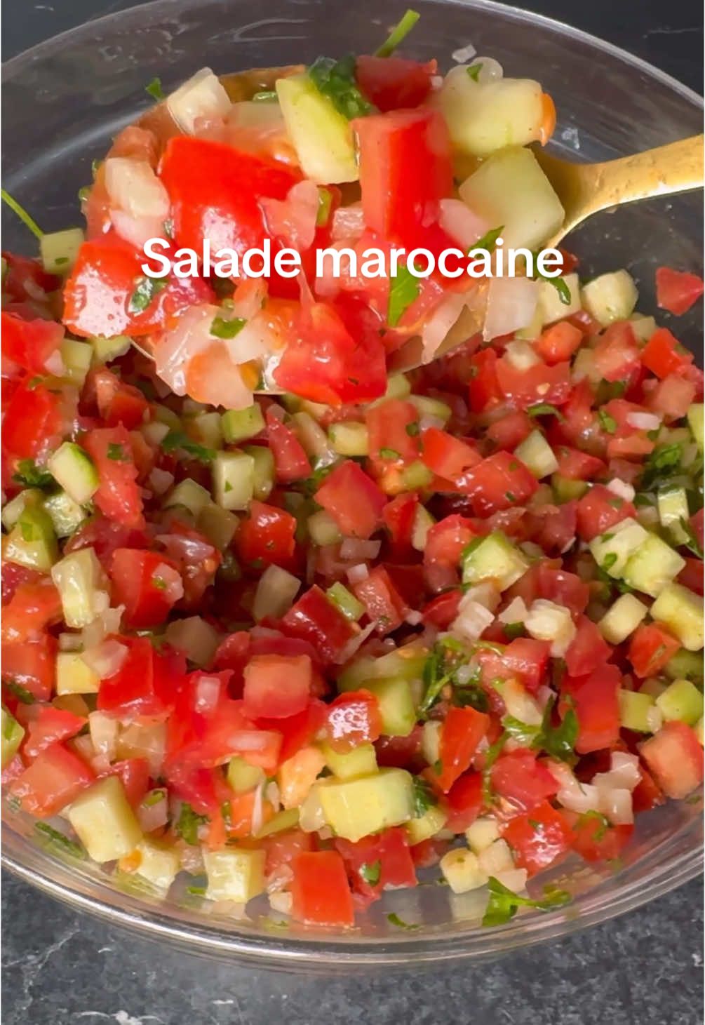 Salade marocaine 1 concombre  4 tomates 1 oignon Persil/ coriandre Sel/poivre 1c.c de cumin  2c.s d’huile d’olive 2c.s de vinaigre #tiktokfood #maroc #Ramadan #ramadan2025 #fyp #maghreb 
