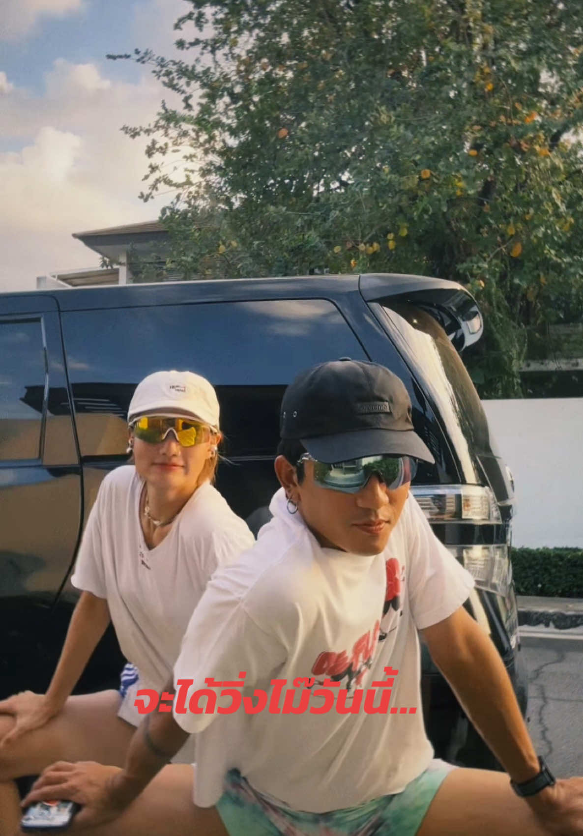 When it’s warming up time, but your favorite tune is playing🫠🙃🙂 #Running #lalarun #warmup #dance #silly #whenmusicwasgood 