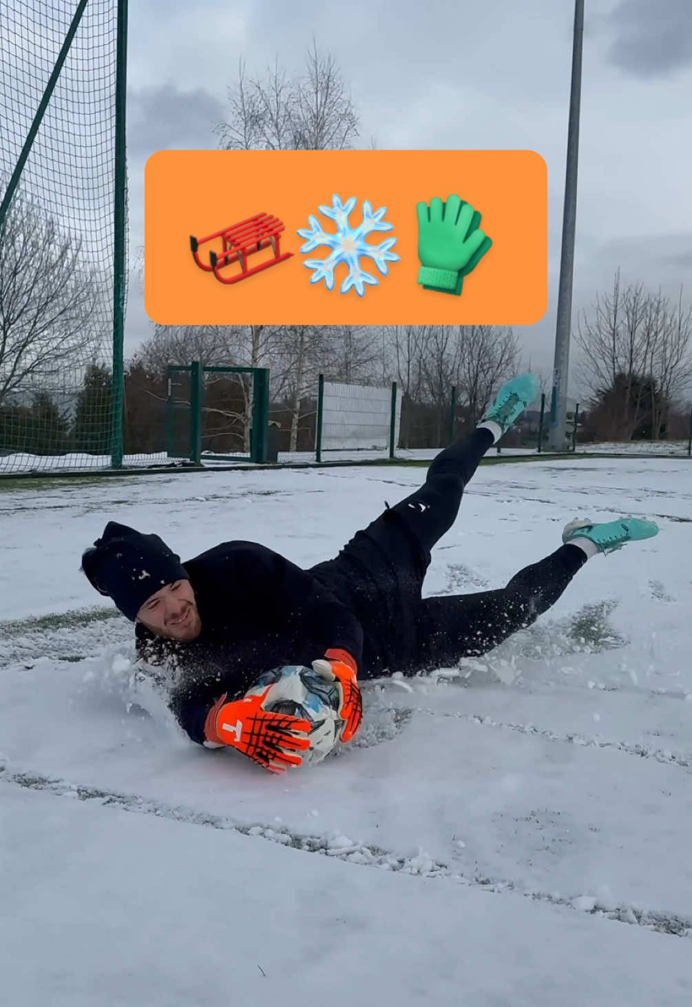 Zima według bramkarzy ❄️🧤 troszkę zimno i mokro 🥶 #goalkeeper #wintervibes 