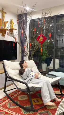 Phải đòi các ông chồng sắm bằng được cái ghế này nha mấy bà , bế con nằm chill chill vậy đó #cunglamme #tamsumebim #mebimsua #chiasekinhnghiem #ghebapbenh #ghethugian #ghebapbenhthugian #gheluoi 