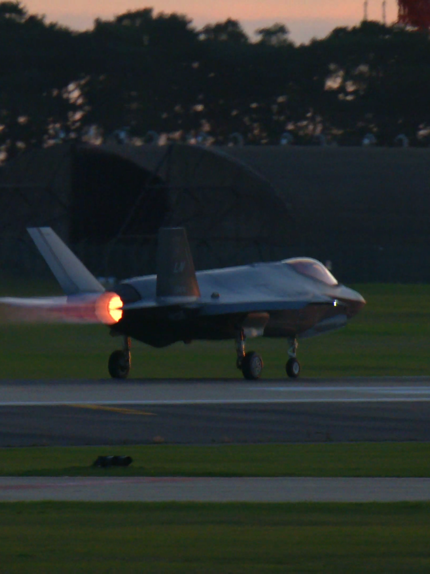 The F-35A from the 48th Fighter Wing at RAF Lakenheath rips into the Suffolk sunset, its powerful engines roaring as it climbs into the sky. Against the backdrop of a fiery horizon, the jet embodies the cutting-edge might of modern aviation, leaving a trail of brilliance in its wake. @raflakenheath #raflakenheath #F35 #f35lightning #uSAF #unitedstatesairforce #afterburner #avgeek #aviation #aviationlovers #aviationtiktok #fyp #usa_tiktok#militaryaircraft#fighterjet #dave #awsome #aimhigh #AirForce #aviationdaily #videography #militar #militarylife #hellyeah #amazing 
