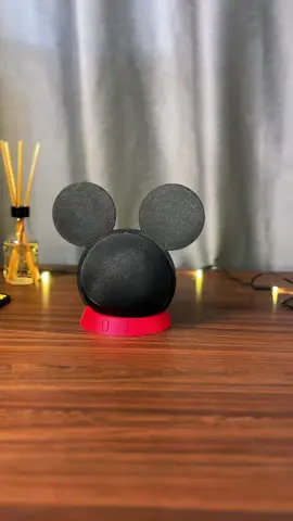 Nosso suporte temático inspirado na Minnie é perfeito para dar um toque divertido e encantador ao seu ambiente. Feito sob medida para Echo Dot 4ª e 5ª geração, ele mantém sua Alexa estável, funcional e cheia de personalidade. Porque tecnologia também pode ser fofa, né? 💖 Quem mais amou esse charme? 👇 #alexa #disney #minnie 