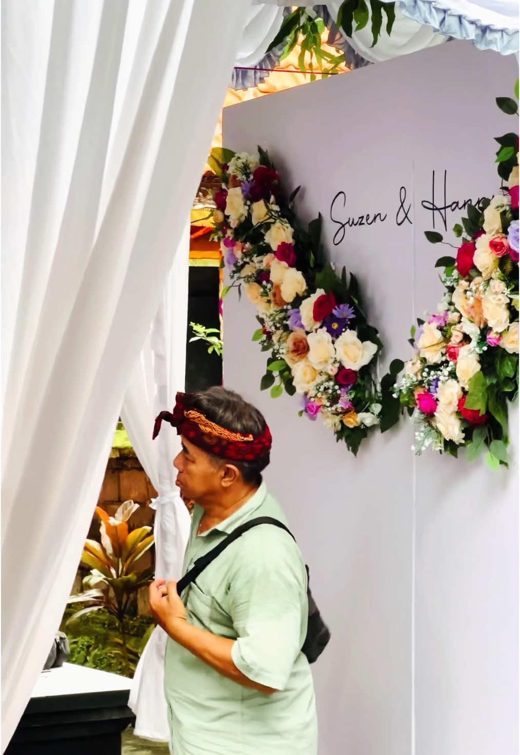 Ngedekor di Babakan untuk pasangan Suzen dan Hanny❤️ Dumogi langgeng riwekasan. Yang butuh sarana upacara dan dekorasi pernikahan Bali seputaran Karangasem, Klungkung, Bangli Dan Denpasar silakan hubungi kami lewat WhatsApp 085218578578 #dekorasibali  #dekorasikarangasem  #dekorasiklungkung  #laisdekor  #bali 