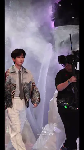 Như hoàng tử xé sách bước ra zậy 😍😍😍#chengyi成毅 #thànhnghị #chengyi #청이 #成毅 #thànhnghịtinhquangđạithưởng2025