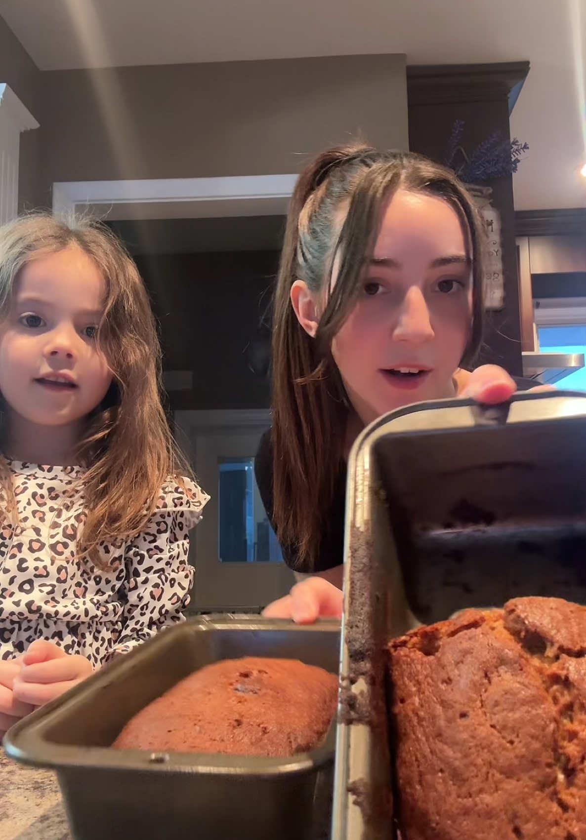 10/10 banana bread 🍌🍞 #bananabread #bananabreadrecipe #homemakerera #sahm #cookwithme #inthekitchen #momoftwo #minime #littlehelper #breakfast 