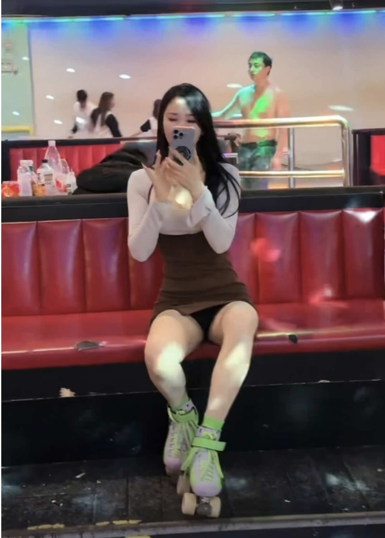 Beautiful😘🤭Roller Skating Girl  #skate #skating #fyp #beautifulgirl #rollerskating #skatinggirls #fypage #tranding #viral #rollerskatinggirl #skater #skatelife #skatergirl #fypシ゚viral #viralvideo #xinxan 