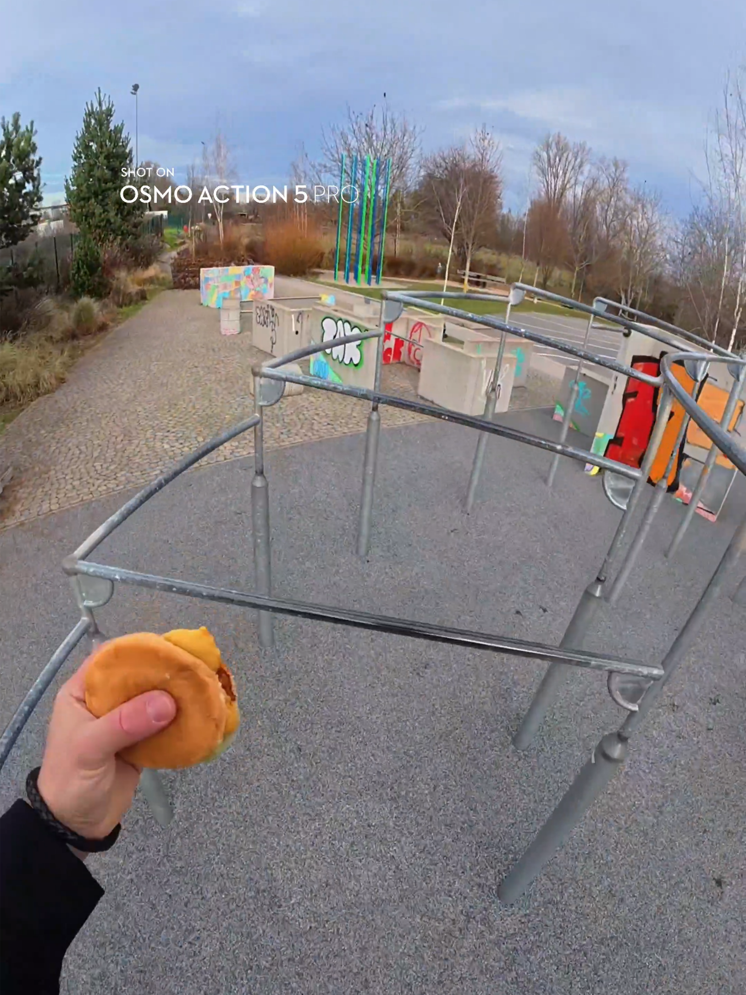 Parkour challenge accepted! The prize? A juicy burger! 🍔🏃‍♂️ Let’s see if I can make it to the finish line!  🎥: @andyhaugparkour #DJI #OsmoAction5pro #Parkour #POV #Fyp