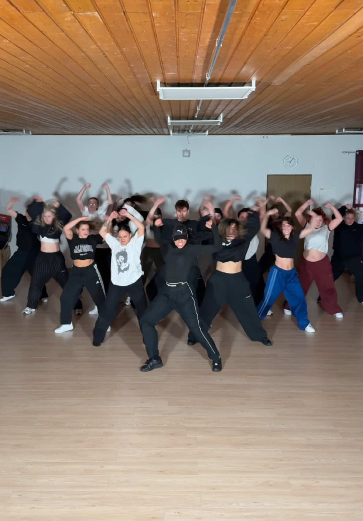 BUCKIN‘ 🔥 with the fam 🩵 #mdstudios  🧠 dc: #parrisgoebel  🎶 music: @Beyoncé  #dance #dancer #performance #buckin #beyoncebowl #ansbach #choreography #trending 