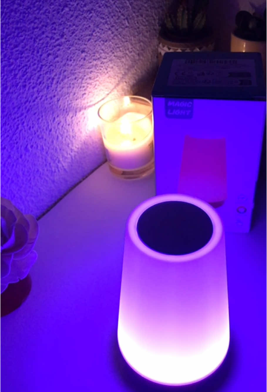 La lámpara de mesita que lo tiene TODO: ✔️ Táctil y fácil de usar ✔️ 13 colores para cambiar tu ambiente ✔️ Control remoto y tamaño compacto ¡Perfecta como luz nocturna o de escritorio! 💡 #DecoraciónDormitorio #EstiloViral #luztactil#estilodevida #lamps #interiordesign #iluminacion #decoration #tiktokmademebuyit 