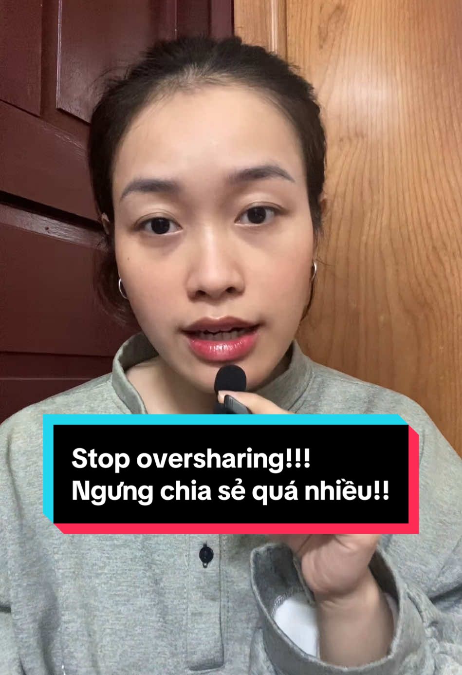 Bạn đã bao giờ chia sẻ câu chuyện của mình với ai đó rồi hối hận ngay sau đó chưa? Hãy ngừng chia sẻ quá nhiều về bản thân. Nó có thể gây bất lợi, thậm chí nguy hiểm cho bạn. Hãy xem đến cuối video để hiểu hết điều mình nói. #MindSpill #LearnOnTikTok #oversharing 