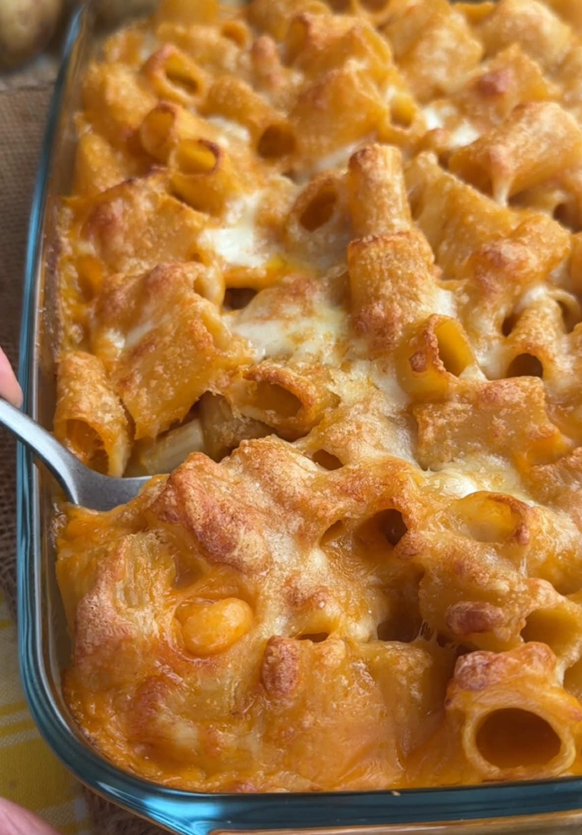 Ma la PASTA E PATATE 🥔 AL FORNO l’avete mai assaggiata? Crosticina CROCCANTE e interno morbido e FILANTE 😋 X 4 persone: 600 g di mezzi rigatoni 4 patate 1 cucchiai estratto di pomodoro sciolto in poca acqua 2 lt circa di brodo bollente Mezza carota e cipolla tritati Qb olio, sale, pepe 150 g mozzarella  100 g Grana grattugiato  Soffriggi carota e cipolla e poi unisci le patate. Insaporisci con sale, pepe e estratto. Sfuma con brodo e cuoci fino a farle diventare morbide. A metà cottura schiaccia leggermente le patate. Poi versa la pasta e unisci brodo caldo fino a coprirla, mescola e cuoci come si fa con il riso, quindi unisci altro brodo man mano che la cottura lo richiede. Al termine unisci quasi tutti i formaggi, mescola e versa in teglia. Copri con il resto dei formaggi e fai gratinare in forno a 200 per circa 20 m. Servi #lericettedigessica #patate #ricetta #pasta 