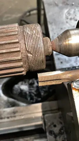 Veja que ideia brilhante para limpar uma rosca #CapCut #machine #torno #fresadora #cnc #usinagem #o #industria #a #metal #mecanizado #mecanica ##fresa #machining #metalmecanica #n ##ceramica #cncmachining #ferramentaria #tornearia #mecanizadocnc #metalurgia #tornocnc #machinist  #engenharia #tornomecanico #cncmachine
 •	#soldador #soldadura