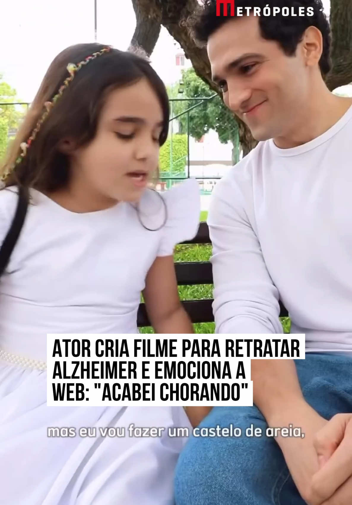 🥲 O #ator e roteirista Fernando Possani deixou os seguidores emocionados ao compartilhar um pequeno filme em suas redes sociais. Ao lado das atrizes Maria Júlia Eduardo Lima e a veterana Walderez de Barros, ele colocou em cena um retrato sensível mostrando, segundo os internautas, um caso de #Alzheimer. Na cena, Possani surge com a pequena Maria Júlia, que propõe programas com o rapaz, dando a entender que é filha dele. No entanto, a menina é substituída por Walderez, cuja personagem é a mãe. Ao se olhar no espelho, ela questiona: 