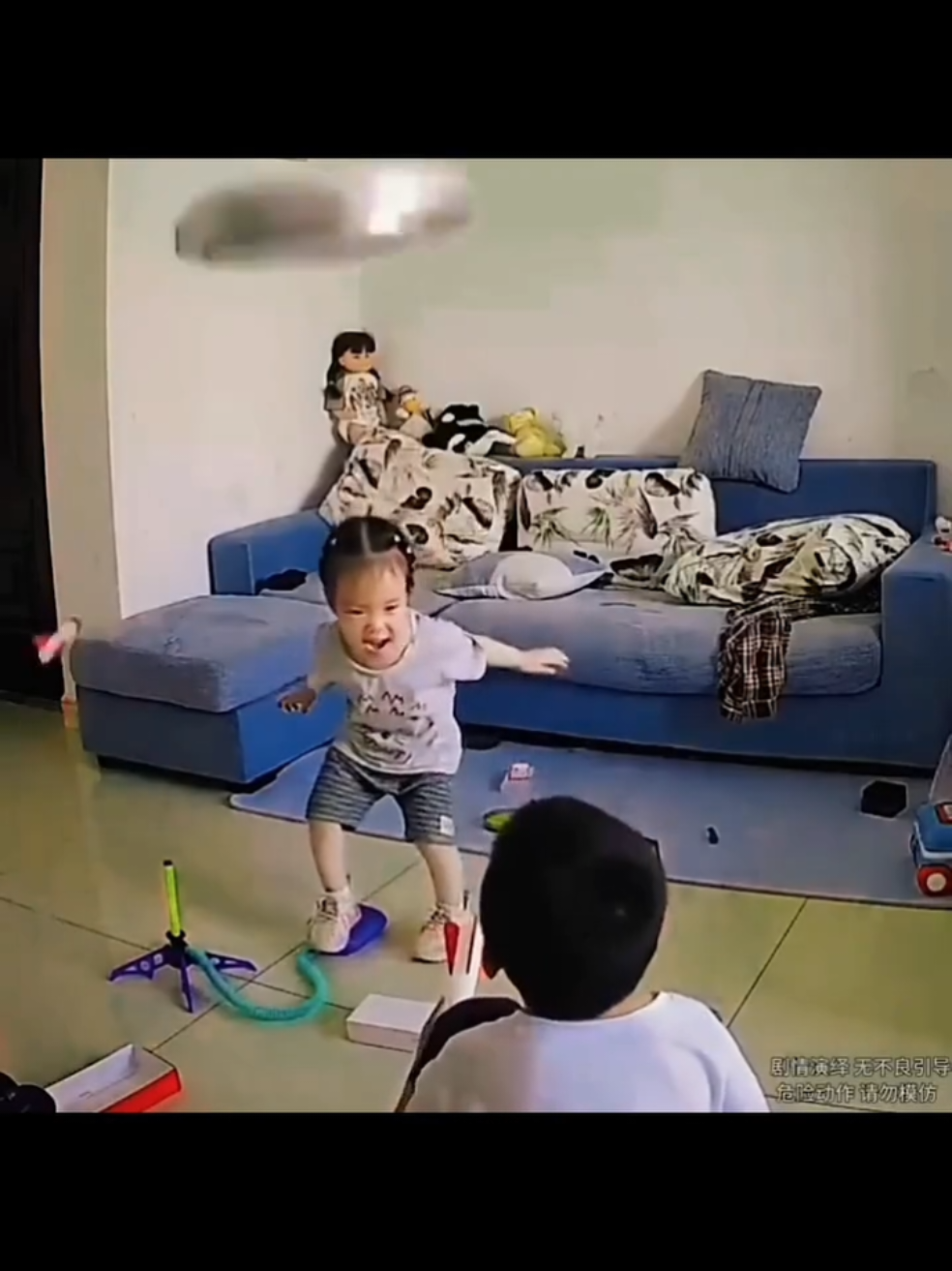 มายังไงก่อน 🤣 #funnyvideos #laugh #poorkid 