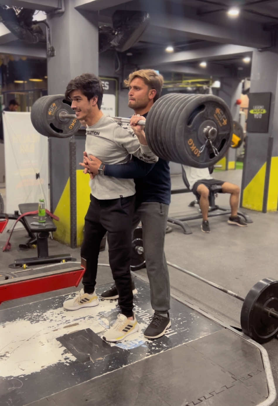 ♥️ Ma sha Allah 180kg 🔥 Squats 🤲🏻 #saam #samo #pukhtoon #waziristan #GymLife #workout #foryoupage #viralvideo #viral #khan #foryou 