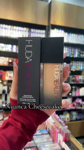 Nje nder fondatinat me te kerkuara ! . . . . . . . . . . #f #fyp #fy #beauty #kosova #albania #viraltiktok #viral_video #dhezipahiri #trendy #foryou #hudabeauty #foundation 