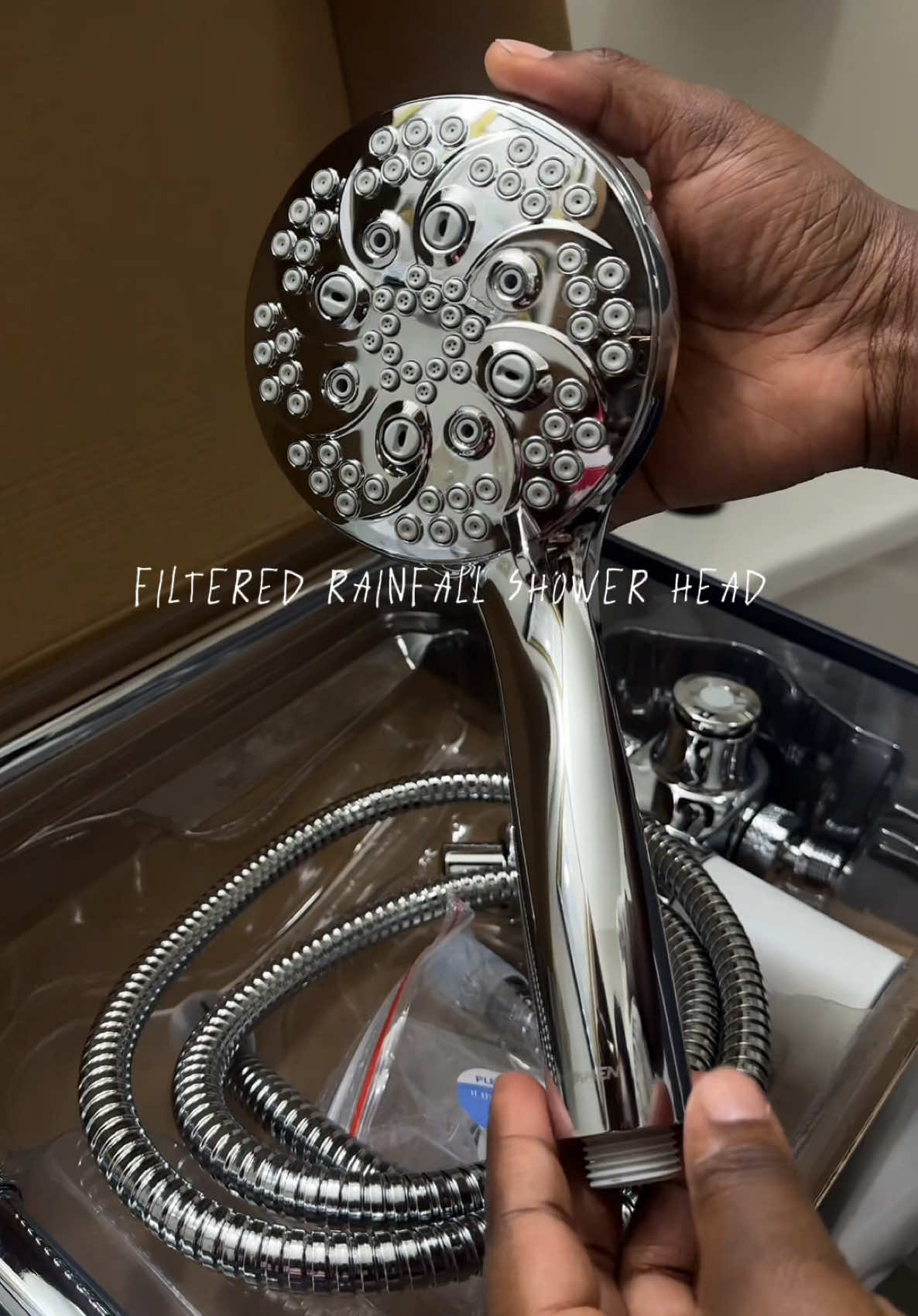 Sa prend pas trop du temp pour l’installer, et le filtre ne protège pas seulement tes cheveux mais aussi ta peau. #showerhead #rainfall #ryamen #TikTokShop #musthaves #2025 #happynewyear2025 