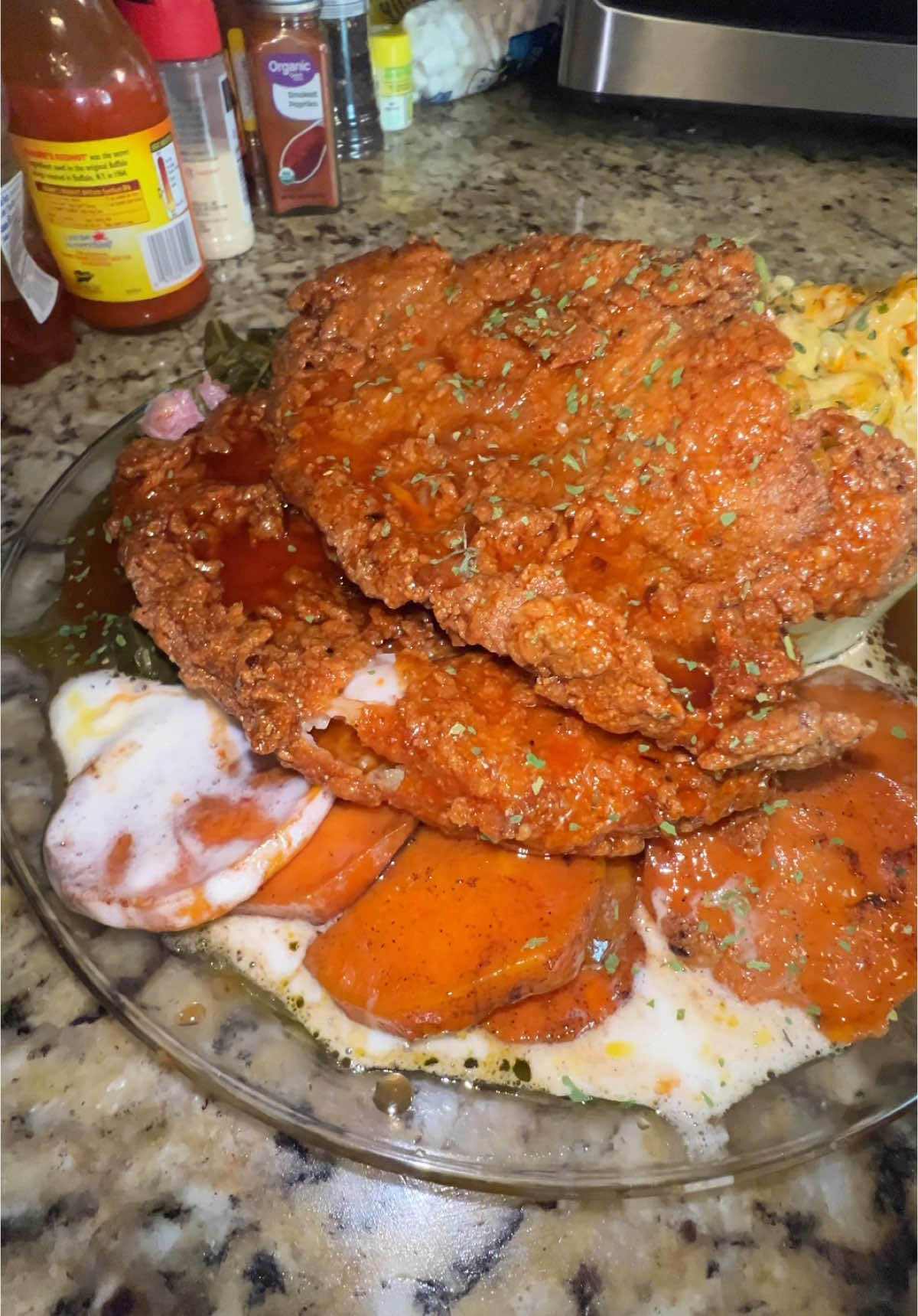 Honey Hot Catfish w/ White Cheddar Mac for tonight’s #dinnerrecipe 🤤 #bree223 #223eatsss #trending #honeyhot #soulfood 