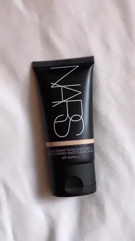 NARS Pure Radiant Tinted Moisturizer - Finland Pek çok kişi bu ürüne bayılıyor🤩cilt tonunu eşitleyen çok hafif, doğal görünümlü bir ten ürünü isterseniz cidden harika! Normalde fondöten kullanmayan biri olarak, bunun çok hafif hissettirmesine ve makyaj gibi görünmemesine bayılıyorum. Parmaklarla güzelce uygulanıyor ve besleyici bir nemlendirici sürüyormuşum gibi hissettiriyor. Bonus olarak, cildimde şaşırtıcı derecede pürüzsüz bir his bırakıyor. Hızlı bir şekilde uygulayabileceğim, ‘cildim ama daha iyi’ gibi görünen bir şey arıyordum ve bu tam da bunu yapıyor. Yağlı bir cildim var ve bu, üstüne sıkıştırılmış bir pudra ile gayet iyi kalıyor. Bu bir nemlendirici olduğu için, daha fazla kapatıcılık istediğim bölgelere hafif bir kat uygulamayı ve kapatıcı eklemeyi tercih ediyorum. #nars #narstintedmoisturizer #narspureradianttintedmoisturizer #tintedmoisturizer #tintedmoisturizer #makeup 