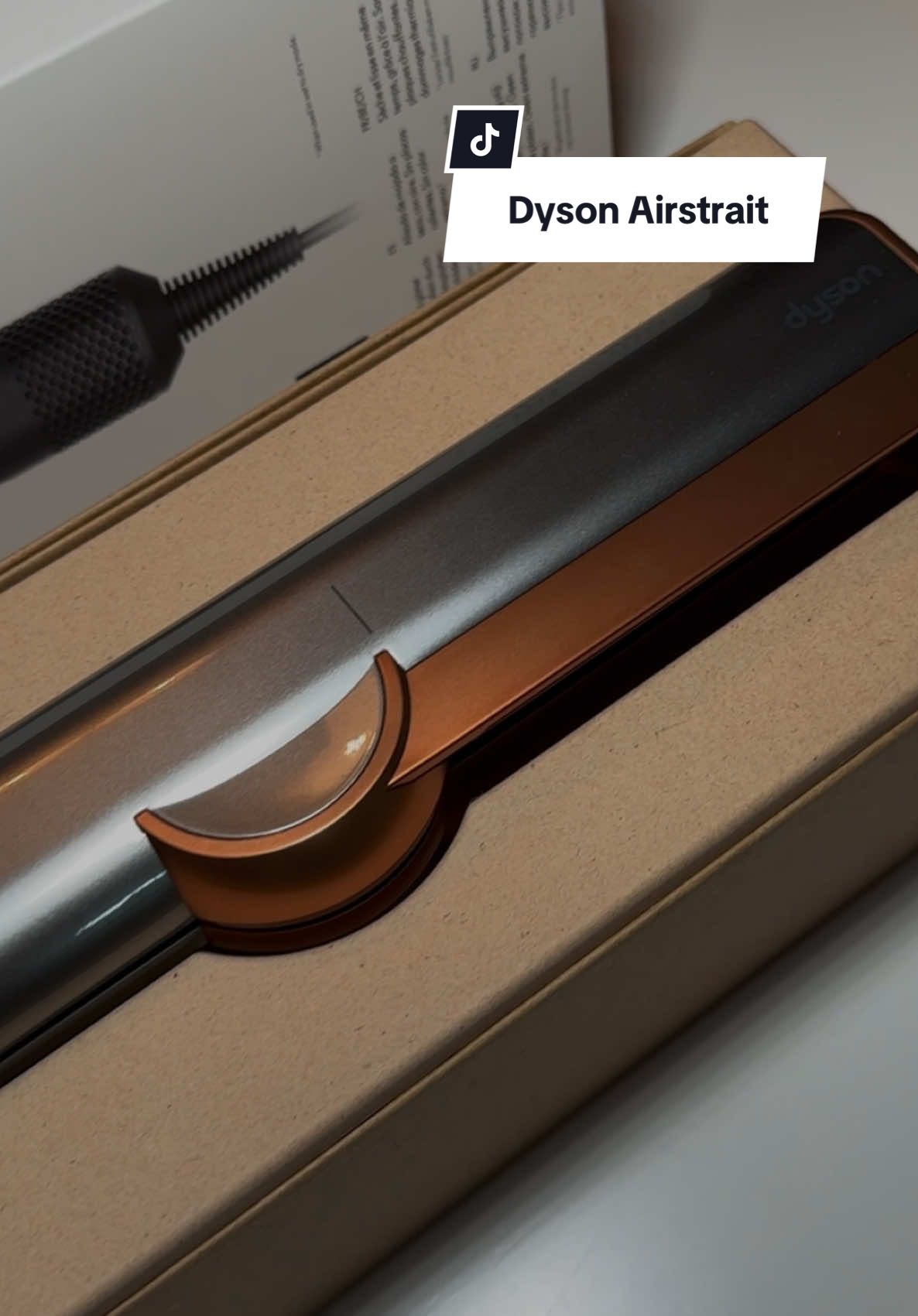 Dyson Airstrait talking to me❤️✨  #dyson #dysonairstrait #newdyson #haircare #unboxingdyson #dysonunboxing #girlythings #content #contentcreator 