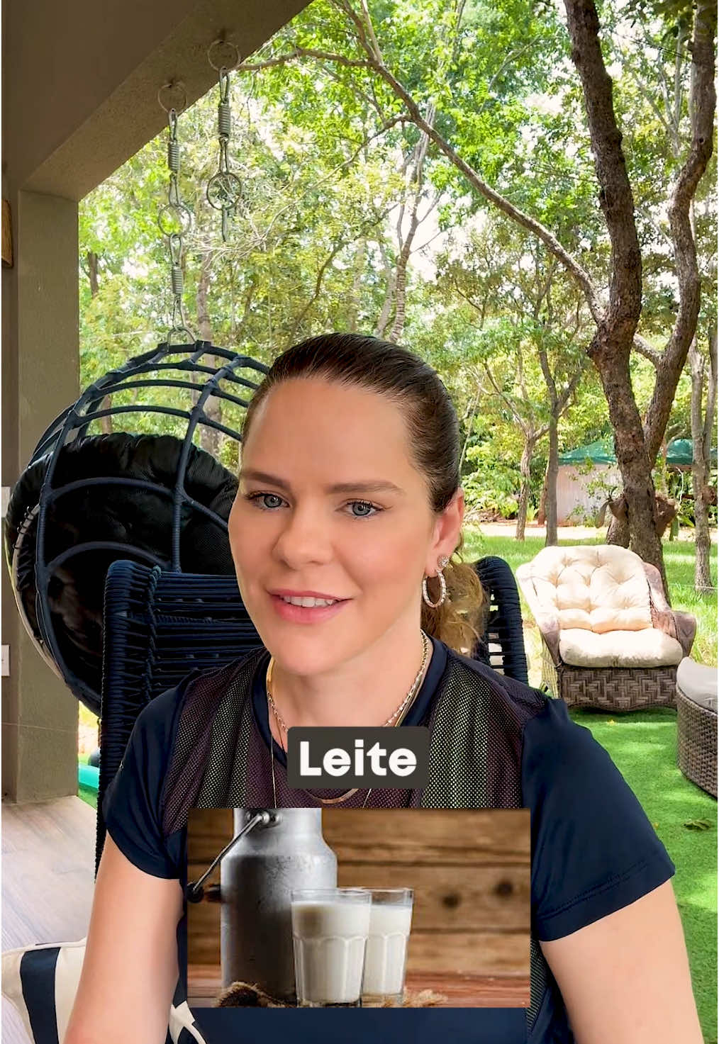 Você já sabia disso? Hormônios presentes no leite estimulam a produção de oleosidade, aumentando a chance de acne. Glúten pode causar inflamações na pele em pessoas sensíveis, agravando vermelhidão e dermatites. Acelera a glicação, processo que enfraquece colágeno e elastina, causando rugas e flacidez. Gorduras saturadas aumentam a produção de sebo, deixando a pele mais oleosa e propensa à acne. Álcool age como diurético, desidratando a pele e acentuando linhas finas e opacidade. Apimentados dilata vasos sanguíneos, causando vermelhidão, principalmente em peles sensíveis ou com rosácea. Carnes Processadas são ricas em sódio, promovem retenção de líquidos e inflamação, causando inchaço facial. Excesso de sal desidrata a pele, favorecendo linhas finas, olheiras e descamação. Cafeína interfere no sono e desidrata a pele, deixando as olheiras mais evidentes. Frutos do Mar podem causar alergias e acne devido ao alto teor de iodo. Fast Food é rico em gorduras inflamatórias, reduz nutrientes essenciais, deixando a pele opaca e sem brilho. Salva esse post para não esquecer e envie para alguém que também precisa dessas informações! #acne #peleoleosa #cuidadoscomapele #saudedapele #dermatologista #cuidadosdapele #alimentacaoesaude 