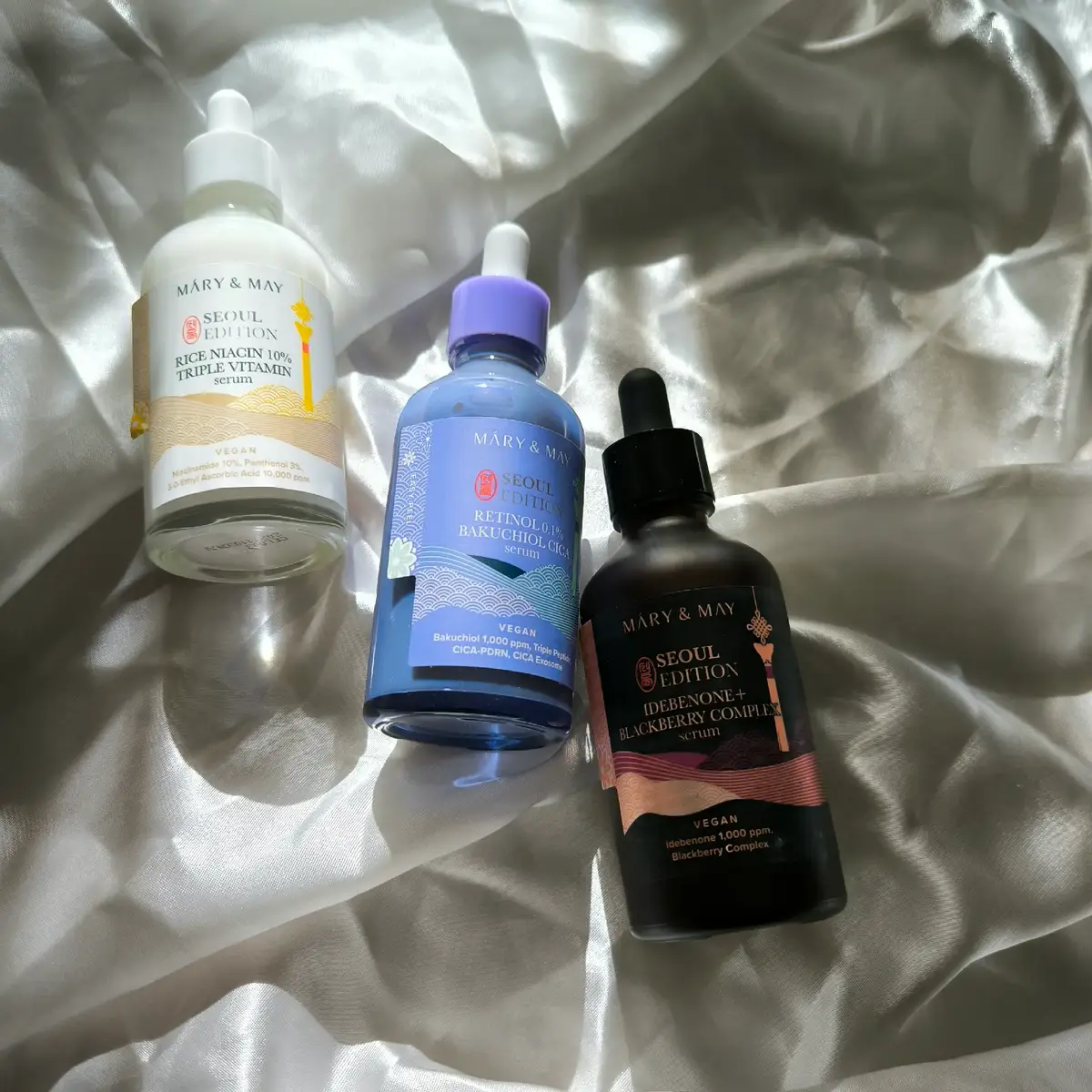 ✨ Cuida tu piel con el Mary&May Seoul Edition Serum Set de @Mary&May Official ✨ Conoce el Mary&May Seoul Edition Serum Set, un trío de sérums diseñado para cubrir las necesidades de tu piel y ayudarte a conseguir una apariencia radiante y saludable. Con fórmulas innovadoras, este set es perfecto para integrar en tu rutina de cuidado facial. 🌟 ¿Qué incluye este set y sus beneficios? ◻️ Idebenone + Blackberry Complex Serum: Un sérum antioxidante que protege tu piel del estrés ambiental, mejora la elasticidad y promueve un brillo juvenil. Formulado con idebenona y complejo de mora, combate los signos del envejecimiento y revitaliza tu rostro. ◻️ Retinol 0.1% Bakuchiol Cica Serum: Este sérum combina el poder del retinol y el bakuchiol para mejorar la textura de la piel, reducir las líneas de expresión y calmar la sensibilidad gracias a la centella asiática. Ideal para pieles que buscan un efecto antiedad sin irritación. ◻️ Rice Niacin 10% Triple Vitamin Serum: Un sérum iluminador que combina niacinamida, extracto de arroz y vitaminas para reducir manchas, afinar los poros y lograr un tono uniforme y radiante. 💡 Resultados: Una piel más luminosa, hidratada y con una textura mejorada que refleja salud y vitalidad. 🎉 ¿Quieres probarlos? - ¡Usa mi código de descuento: PALOMA271994 en @YesStyle  - Programa de influencers:  https://www.yesstyle.com/es/influencers.html?irirco=PALOMA271994&utm_term=PALOMA271994&utm_medium=infreferral&mcg=influencer&utm_source=influencer&utm_campaign=iriprivate](https://www.yesstyle.com/es/influencers.html?irirco=PALOMA271994&utm_term=PALOMA271994&utm_medium=infreferral&mcg=influencer&utm_source=influencer&utm_campaign=iriprivate #lovemarynmay #marynmay #riceserum #retinolserum #glassskin #YesStyleInfluencers #RutinaFacial #BellezaCoreana #CuidadoDePiel #KBeauty #SkincareRoutine #SkinCareTips #SkinGlow #Viral #Ad #HidrataciónFacial #KoreanBeauty #SkinHydration #YesStyle #SkincareLovers #YesStyleReview #makeup #skincare #skin #beauty #fyp #beautytips #cosmetics #skincareproducts #koreanskincaretips #tiktok