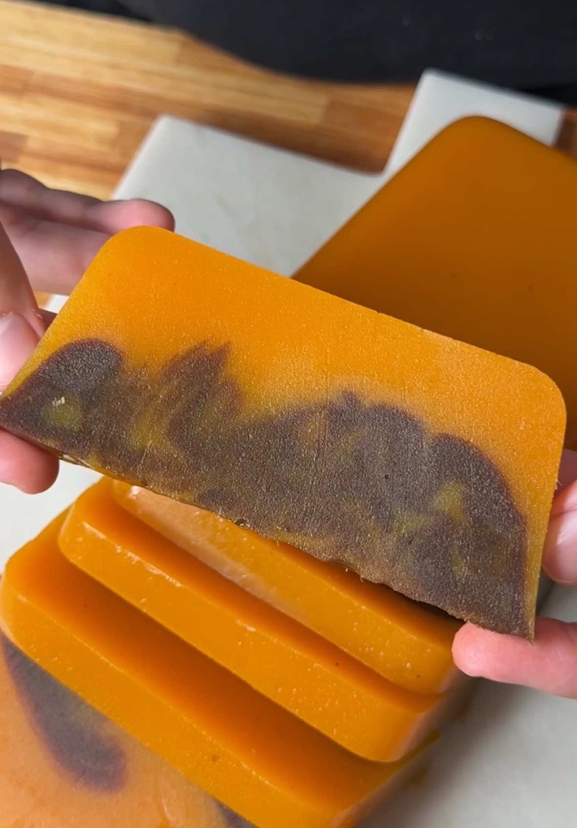 DULCE DE BATATA: Un clásico argentino, hecho en casa 🍠🫶 • No hay nada mas de argentino que el postre vigilante, puede ser de membrillo o de batata, pero la típica es comprarlo en el supermercado. En este caso, yo te enseño a hacerlo en casa, para que te salga más económico y rico 😉 • 𝕀𝕟𝕘𝕣𝕖𝕕𝕚𝕖𝕟𝕥𝕖𝕤: • 1.5kg de Boniato 🍠  • 1 Batata Mediana 🍠  (De acá masomenos me quedó resultante 1.3kg de puré. Hay que pesar este puré, lo anterior no importa!)  • 750gr Azucar     • 22gr Agar Agar • 2cdas de Cacao amargo🍫 • Te dejo un plus: si le agregas almíbar al final te queda igualito al comprado! 🫶 • En la heladera, bien refrigerado y en un recipiente hermético, dura de 7 a 10 días en perfecto estado! 👍🏻 • ¿Lo harías en tu casa? Contame! Esto es un 10/10 🤩 • #dulce #batata #postre 