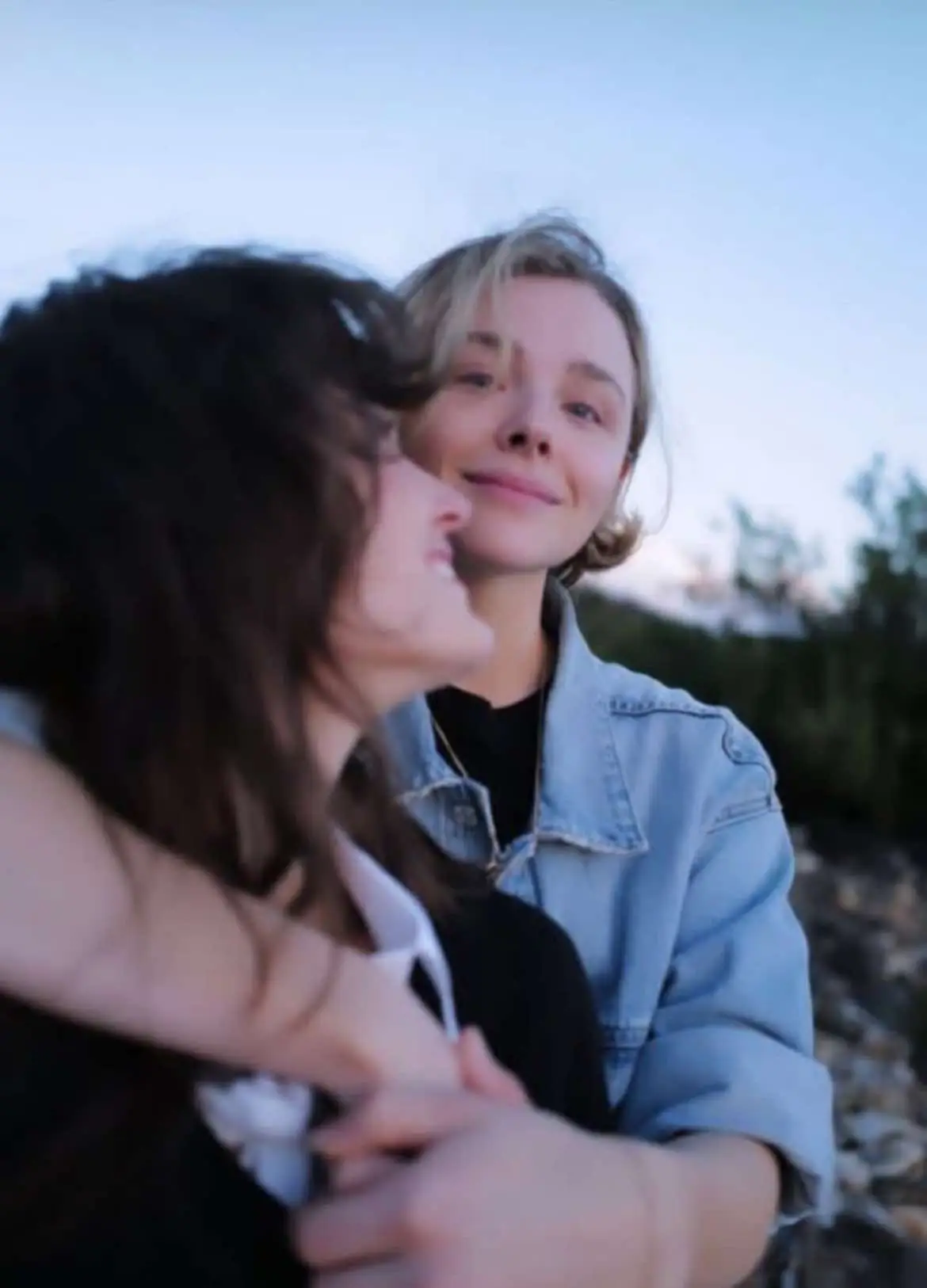 ¡¡Que viva el amor!! La actriz #chloegracemoretz confirmó recientemente que está comprometida con la modelo #kateharrison después de muchos años de relación. 👩‍❤️‍💋‍👩❤️😍💍 #lequiwis🌈 #chloegracemoretz #kateharrison #wlw #gl #wlwedit #girlslovegirls #lesbianlove #LoveIsLove #lesbiansoftiktok #parati #wlwcouple #foryoupage #girlslove #paratiiiiiiiiiiiiiiiiiiiiiiiiiiiiiii #fyp 