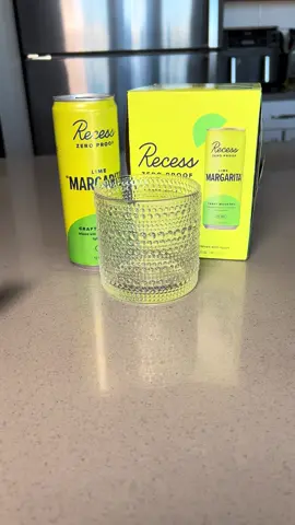Dry January is going great and I found these non alcoholic drinks that give you the vibes of a bevy but without the hangover ! @Recess ! Drop your fav Mocktails below so I can try them out #dryjanuary #recess #mocktails 