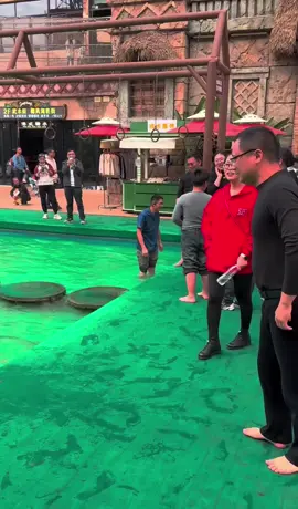 ¡Pon a prueba   tu equilibrio y velocidad con la emocionante carrera de piedra de agua! Estas piedras se sumergen en el agua si te quedas demasiado tiempo, requiriendo reflejos rápidos y un pie firme para cruzar. Una divertida y emocionante prueba de agilidad y equilibrio: ¿puedes dominar el arte de correr sobre piedras de agua? Que te parece el reto …. 