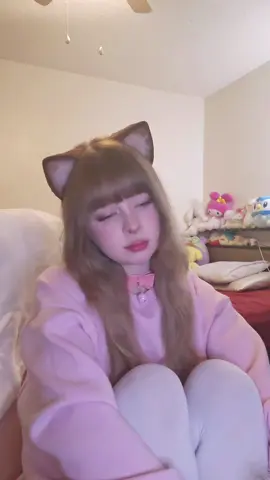 I wanted to use my cat paw socks for the bit as well but ermm that just looked wrong ;°_° so only the cute gloves!! #kemonomimi  #nekomimi #nekogirl #catgirl #neko #toebeans #paws #kawaii 