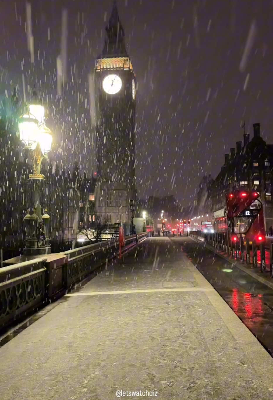 Snow in London ❄️❤️ #snow #snowfall #winter #snowinlondon #londonlife #londoncity #london #england #unitedkingdom 