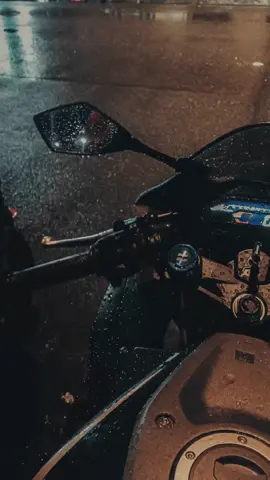 night +rain +CBR ☠️ #cbr150r #januari #2025 #nightvibe #nightride #fyp 