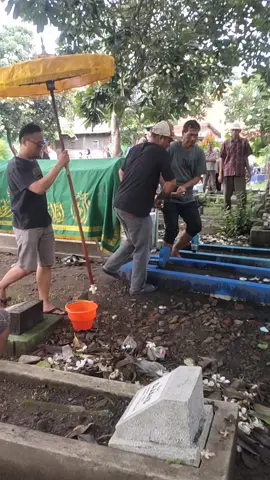 detik2 jenazah akan masuk liang lahat 