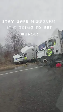 2025 Winter storm. Its very dangerous out there and it appears not all highways were pre-treated 😡. #2025winterstorm  #missouri #fyp #modot 