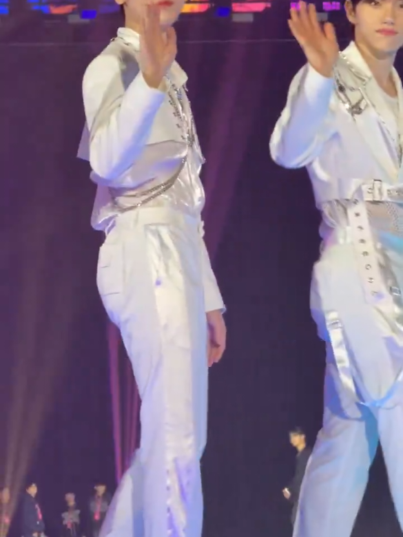 CYE waving to fans at GDA🥹so proud of themm #closeyoureyes #fyp #fypage #gda #cye #kpopfyp 