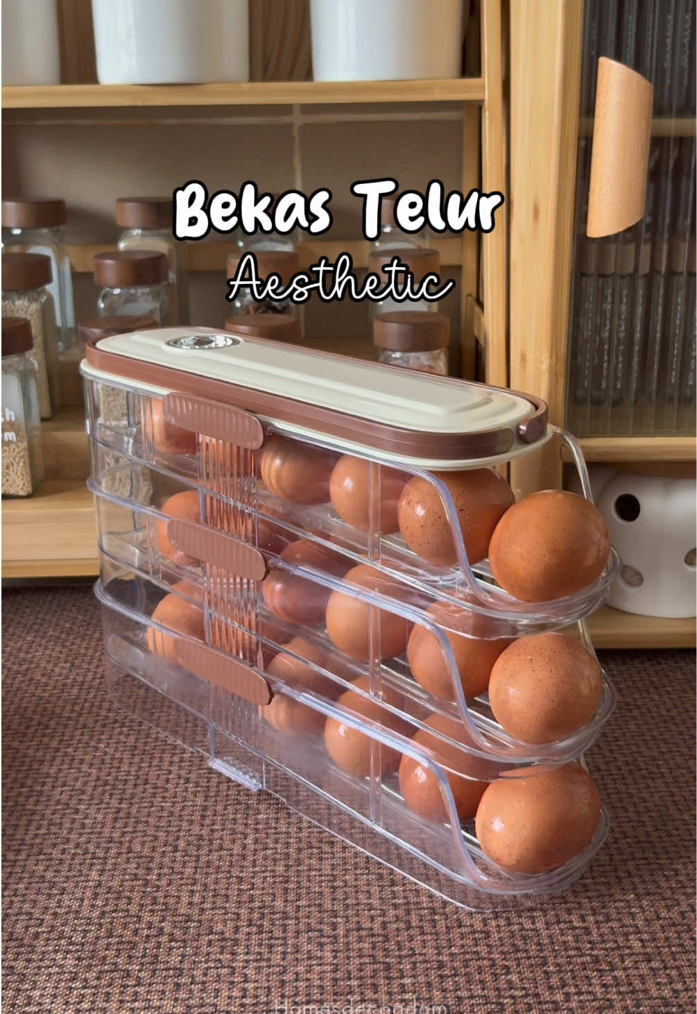 Satu kepuasan ye bila dapat tgk telur golek turun sendiri tu 😂  Bekas ni muat dlm 18 biji telur. Ada 2 design tau, boleh cuci mata dekat bag kuning okay 😍 #bekastelur #eggstorage #fridgeorganizer #kitchen #kitchenware 