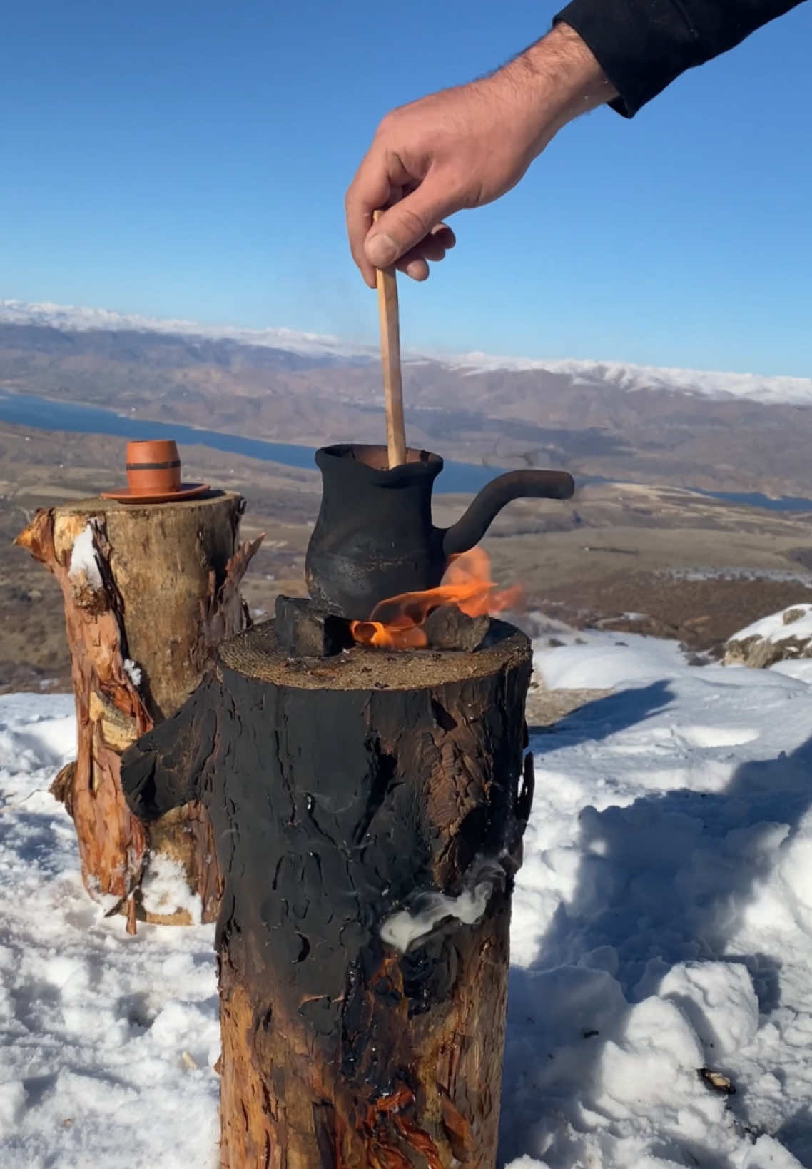 Zirvede kütük ocağında dibek kahvesi 🪵 ☕️ #kahvekeyfi #snow #nature #asmr #adventure #Outdoors #camping #yemek 