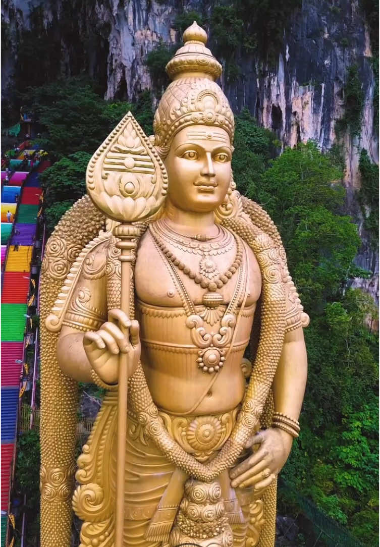 Batu caves murugan 🙏🏻 #happynewyear2025 #muruganthunai #batucavestemple #batucavesmurugan #aarupdai #batucaves #murugantemple #vetrivelmuruganukkuarogara #velvelmuruga #thaipusam2025  #muruganblessing #dronepilotindian #djiglobal #aarupadaiveedu #murugan #djimalaysia #aerialdronevideography #dronevideo #droneshot 