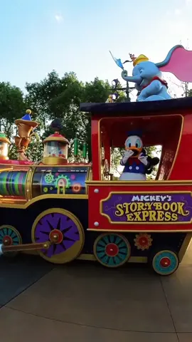 Mickey's StoryBook Express Parade #shanghaidisneyland #disneyland #shanghai #china @Lucia Chan'z 