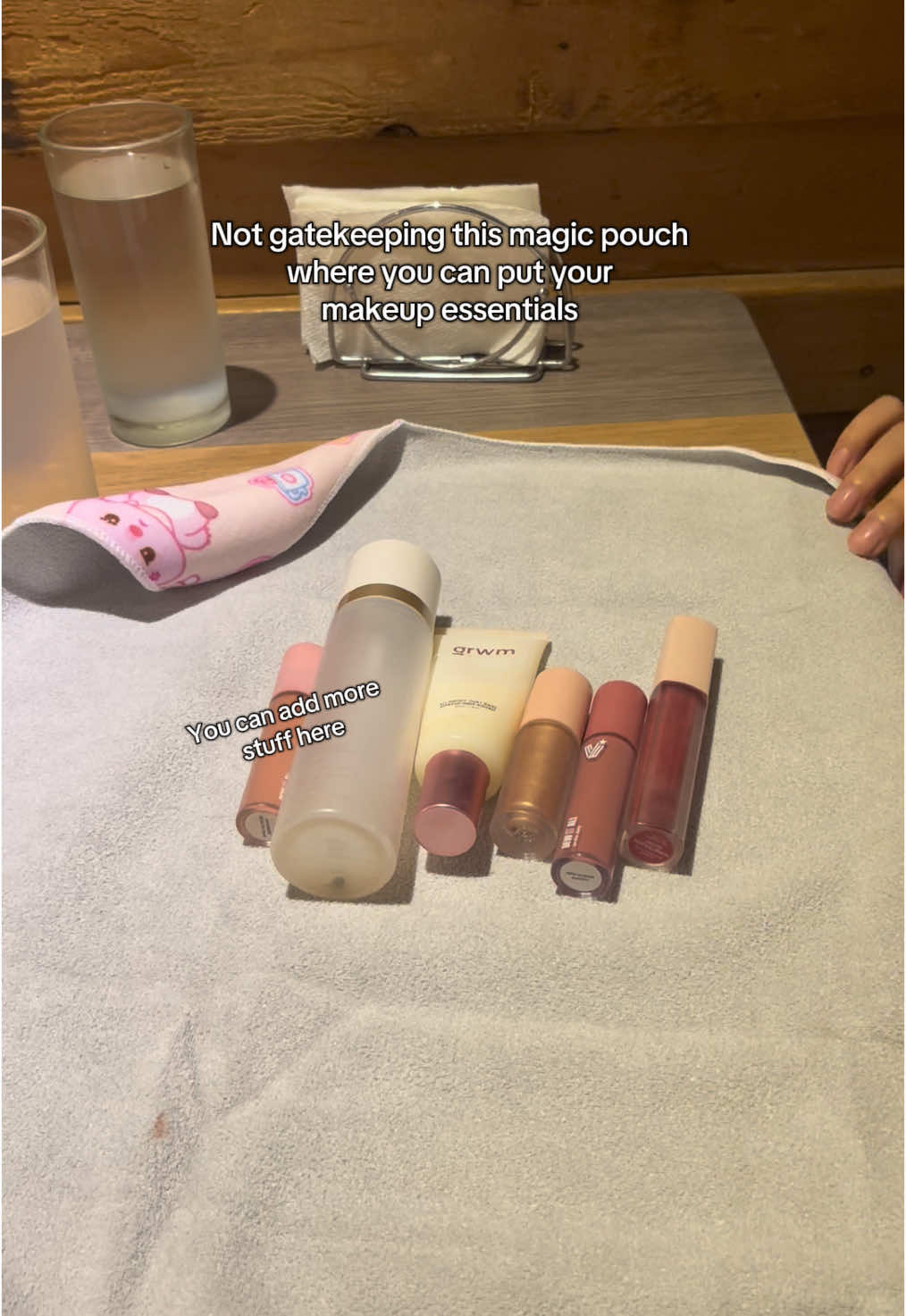 This lazy magic pouch for your makeup essentials is a must! Itry nyo to mga sis super ganda and convenient! #magicpouch #towelpouch #magictowel #makeupbag #makeuppouch 