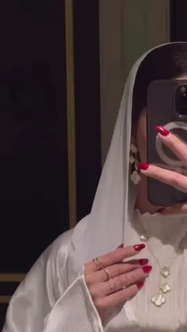 لا اشبه ولا اتشبه انا انا حتى لو لم يلفتك  ذلك انا لست مثلهن انا مثل لهن ✨😌